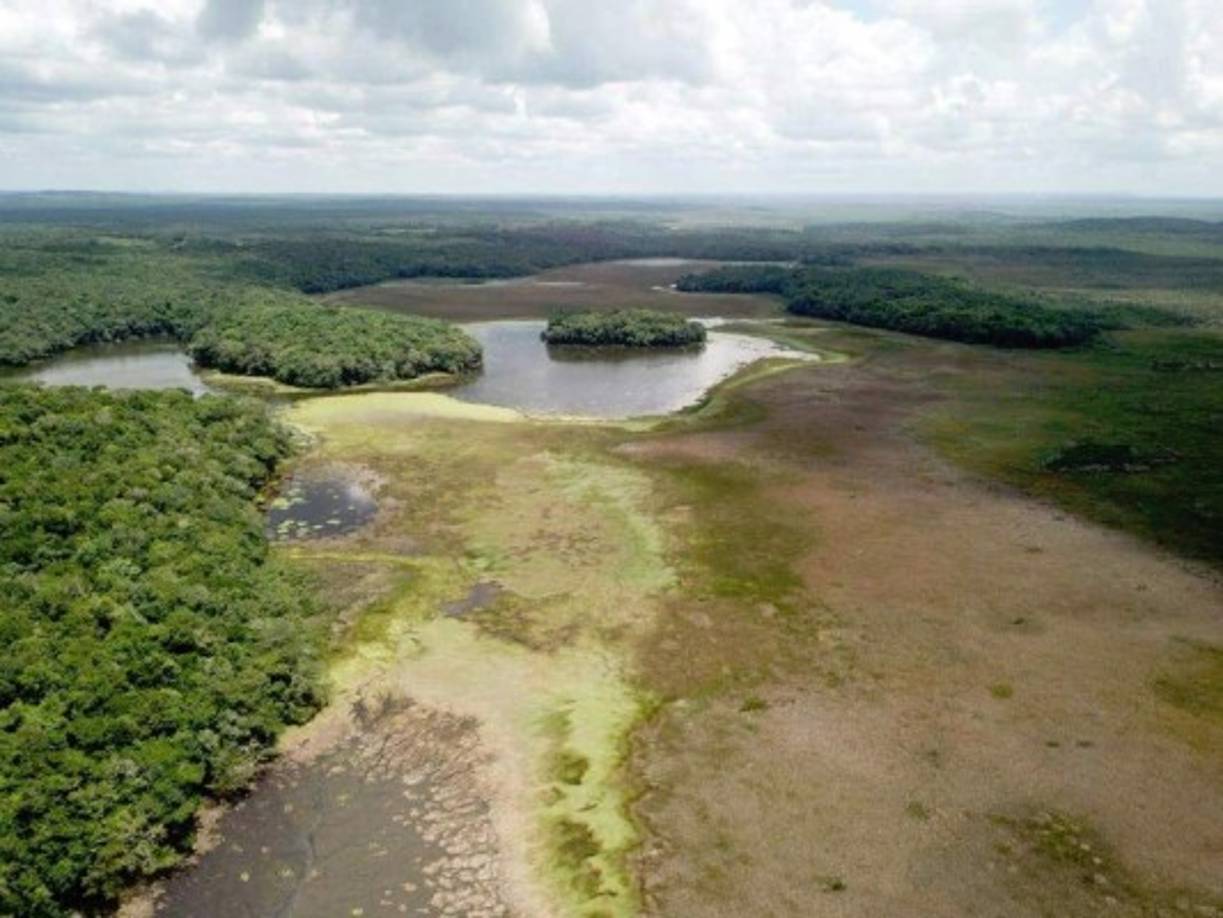Residentes de la región relataron que el pasado domingo 19 de agosto escucharon un estruendo en la laguna, donde luego se abrió una grieta de la cual presuntamente salió humo, y luego se formó una especie de remolino antes de que el agua comenzara a desaparecer.