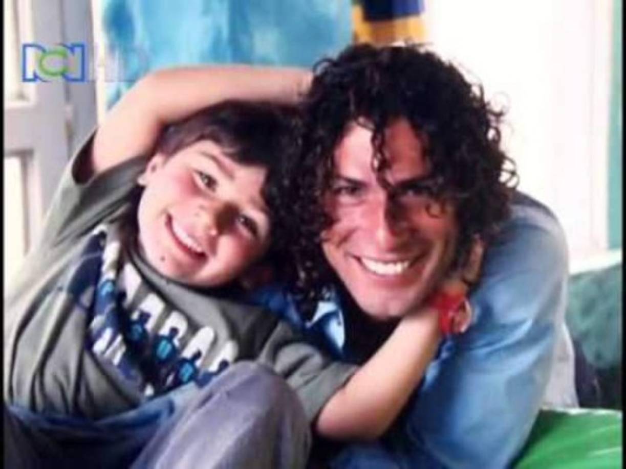 En esta imagen aparece junto a primer hijo, Emiliano Pernia quien tan solo era un niño, pero que ahora sigue sus pasos en la actuación.