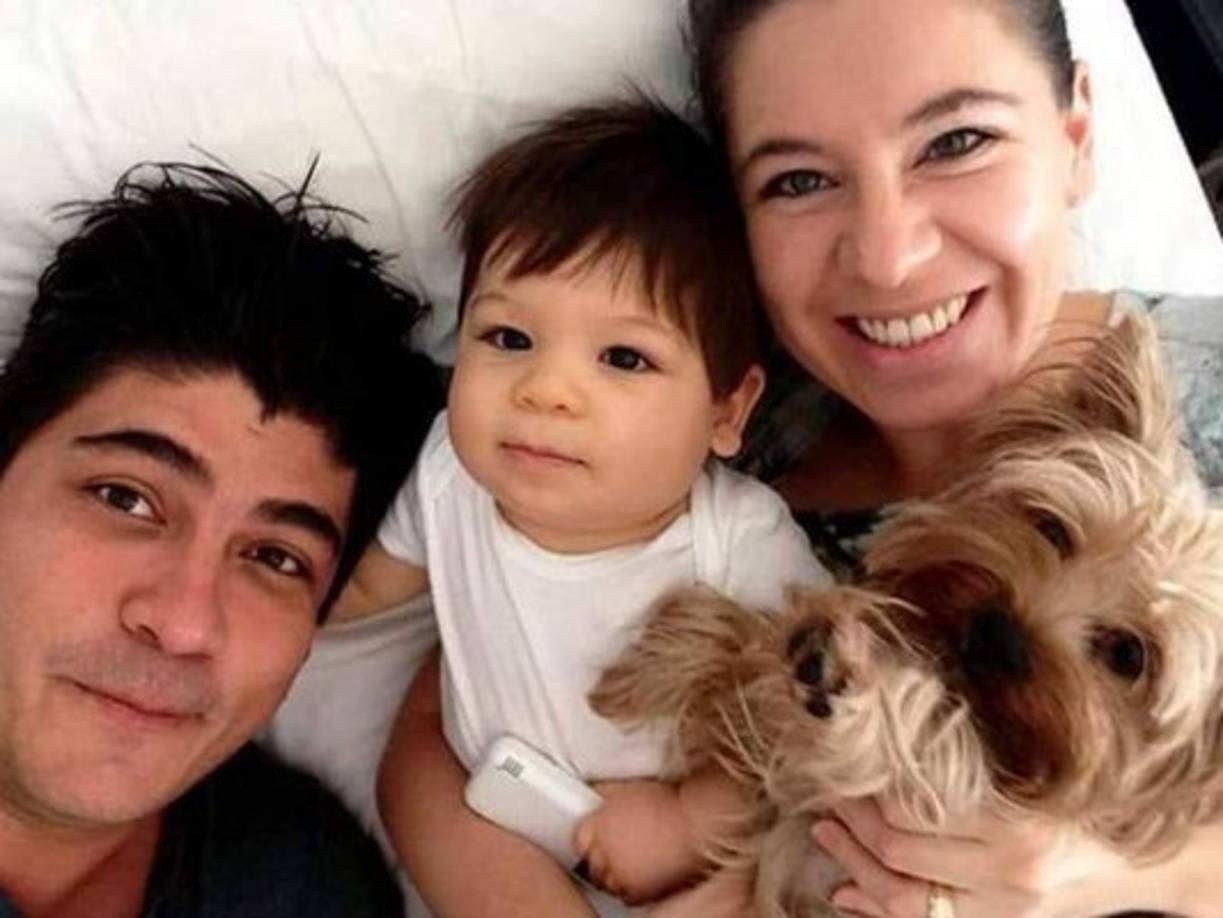 El presidente electo de Costa Rica, Carlos Alvarado, proviene de una familia de clase media distante de la política. El es escritor, rockero y adicto a comprar libros.