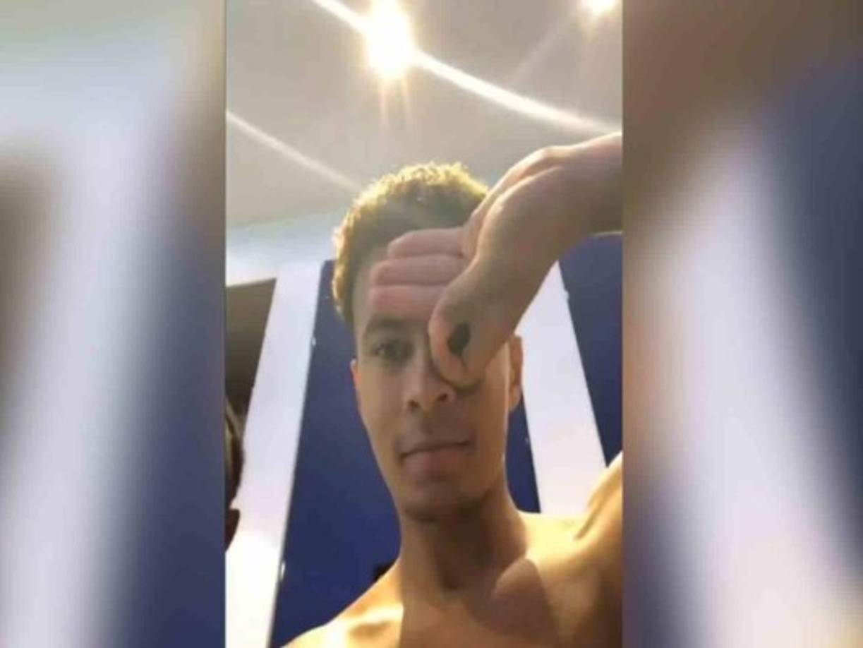 El Dele Alli Challenge consiste en una mímica con la mano apoyada sobre la cara en la que se envuelve un ojo juntando el dedo índice con el pulgar.
