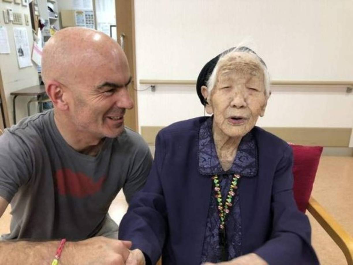 Hideo dirigía una empresa familiar llamada Tanaka Mochiya, que hacía y vendía arroz pegajoso, Zenzai (un tipo de dulces japoneses) y fideos Udon.