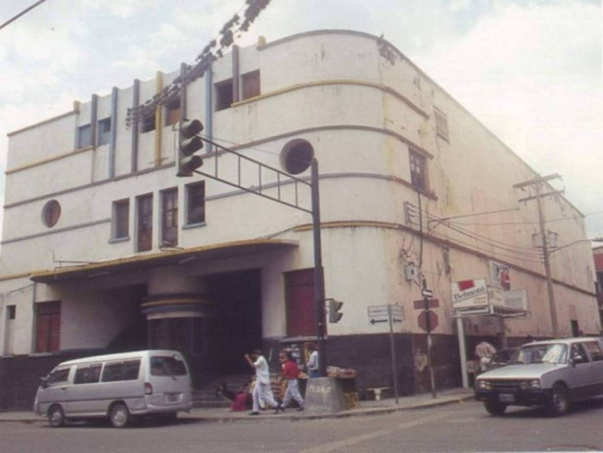 El Cine Hispano fue inaugurado en los años 30, era uno de los preferidos porque proyectaba especialmente películas mexicanas. Hoy ya no existe.
