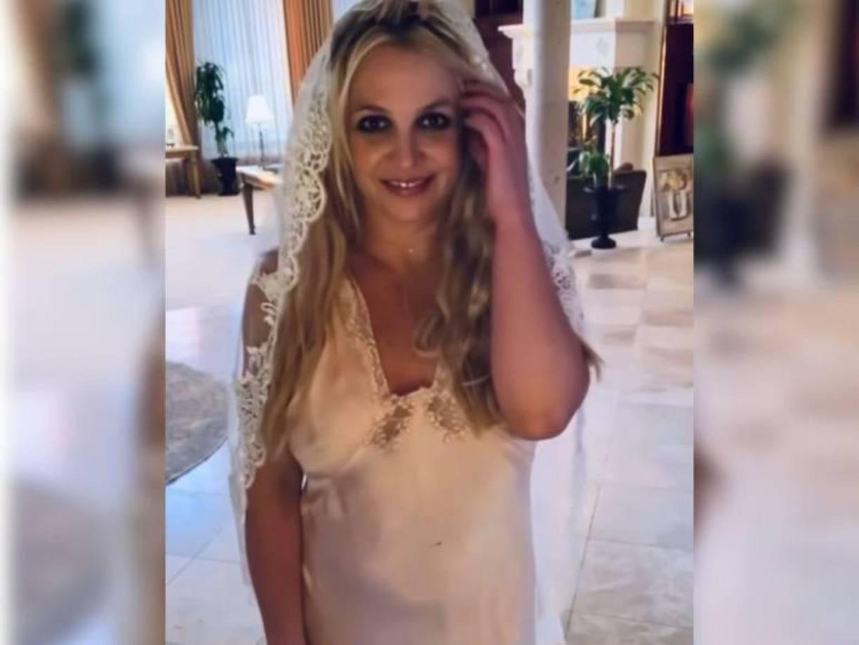 Se creía que la cantante de Toxic había volado a México de vacaciones para celebrar su cumpleaños número 43 el lunes, sin embargo, la cantante luego afirmó en un video de Instagram que se había mudado al país para escapar de los paparazzi.