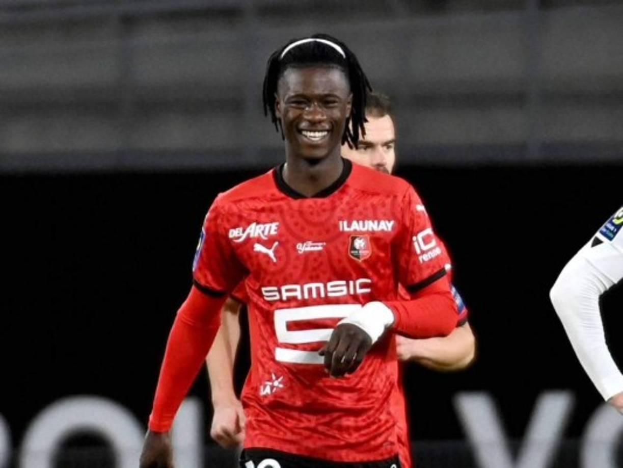 El PSG quiere más tras fichar a Messi y va por el fichaje de Eduardo Camavinga. Según Footmercato, el club parisino habría hecho una oferta al Rennes de 50 millones de euros por el mediocampista francés. Resulta una operación muy complicada, debido a que se tasa al jugador en un precio mucho más elevado. No obstante, Camavinga finaliza su contrato en 2022 y en el PSG ven una oportunidad de intentarlo.