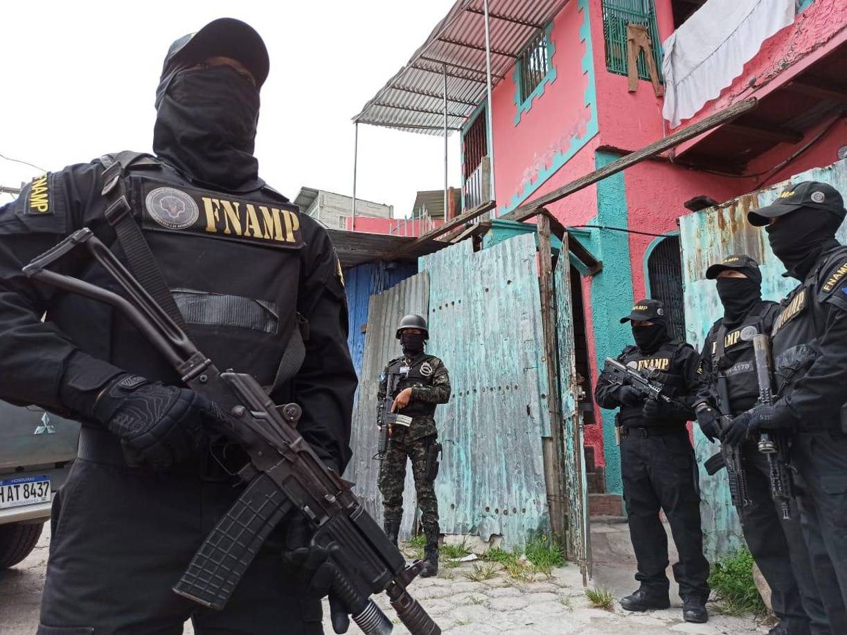 En barriles encontraron decenas de paquetes de presunta droga, marihuana, cubierta con plástico. El informe preliminar describe que desde ese sitio la droga era distribuida a varios sectores capitalinos.