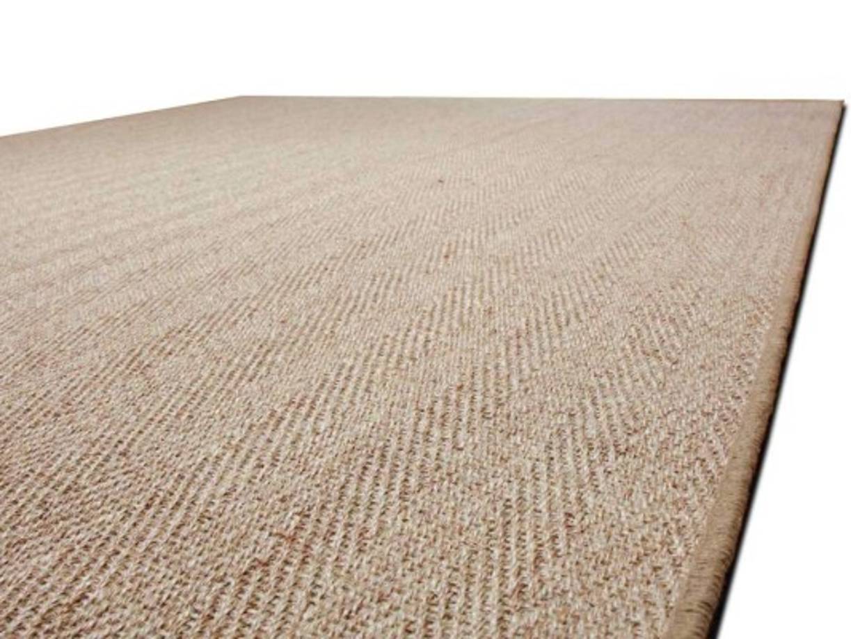 Quitar manchas de la alfombra. Aplicar pasta de dientes a la mancha, frotar con un cepillo abrasivo y enjuagar inmediatamente.