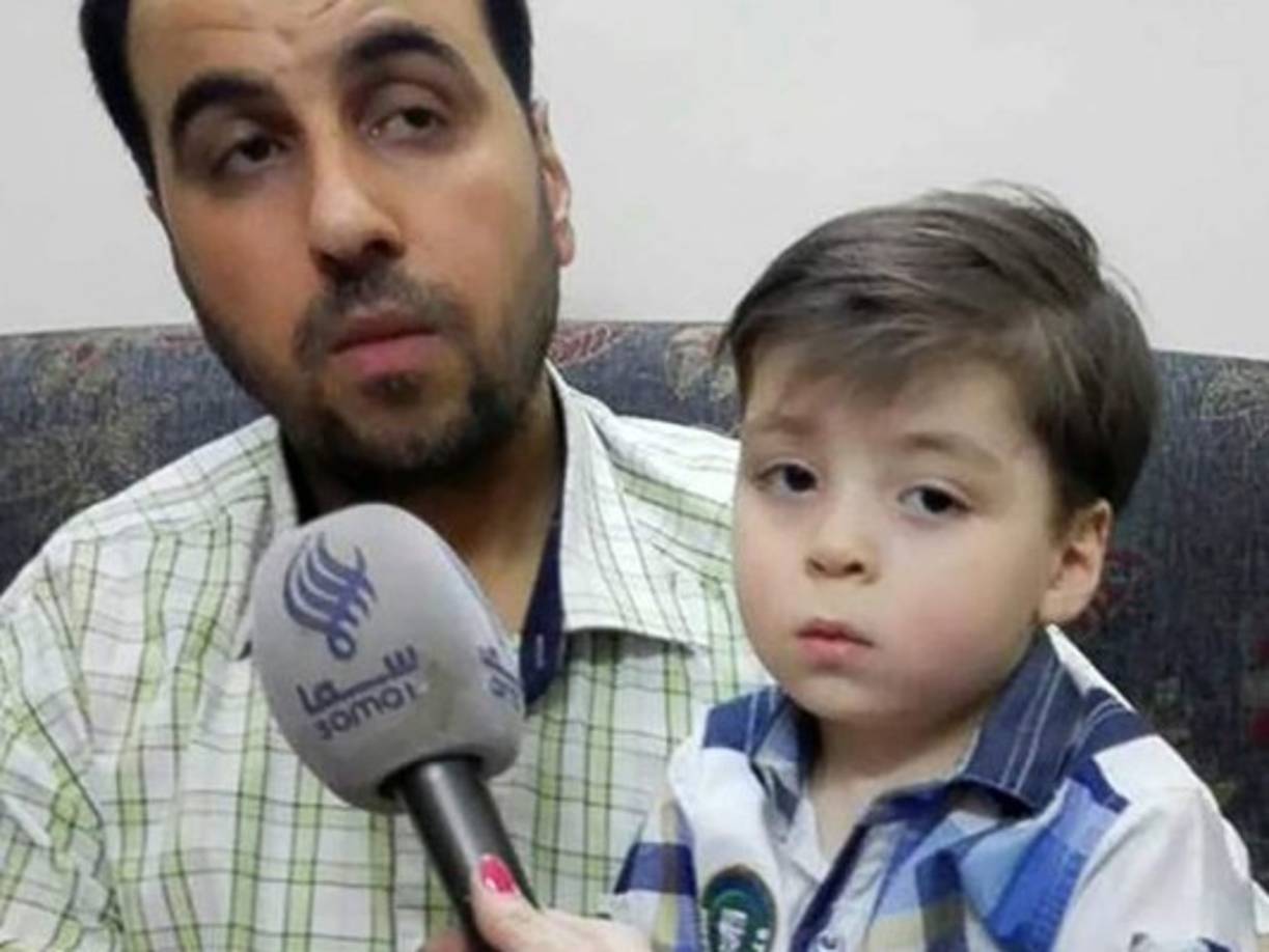 El niño Omran resultó con heridas leves en su cabeza y al ser rescatado d elos escombros fue llevado a una ambulancia donde fue filmado y fotografiado supuestamente por los miembros del cuerpo de rescate.