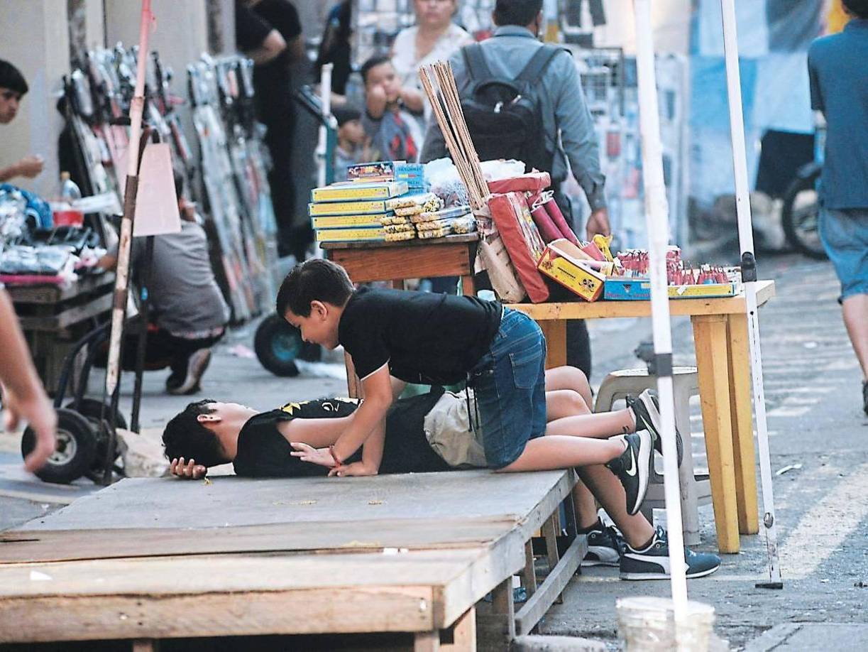 El hecho ocurrió el Día de las Velitas, pero solo hasta el 15 de diciembre los padres del menor lo llevaron a un centro asistencial debido a síntomas graves como vómito y diarrea. 