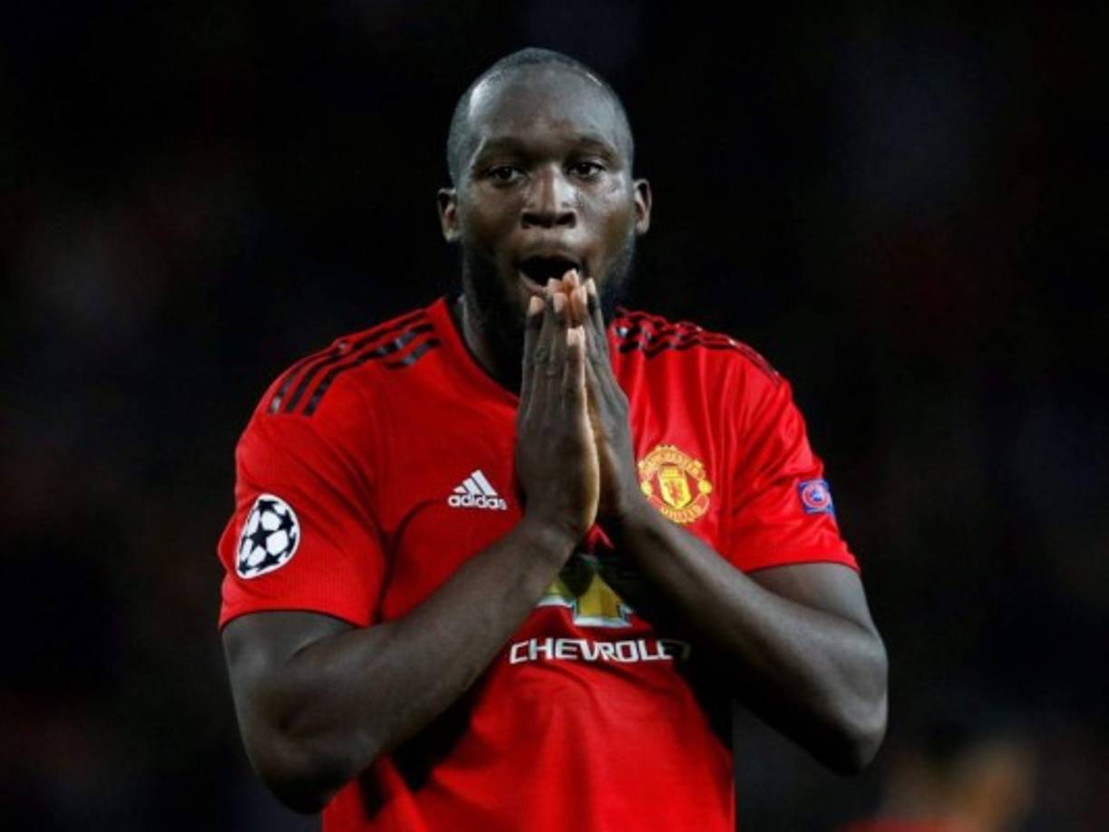 Romelu Lukaku está en la puerta de salida del Manchester United pero eso no significa que el club vaya a venderlo a cualquier precio. Tanto es así que los ingleses están dispuestos a rechazar la primera oferta realizada por el Inter de Milán, según informa el Daily Mail. El conjunto dirigido con Antonio Conte ha elaborado una transacción que empiece en forma de cesión y termine con un traspaso obligatorio. El United percibiría 9 millones de euros por un préstamo de dos años y, pasado ese tiempo, se activaría la cláusula obligatoria, que implicaría el pago de 61 millones de euros para cerrar el fichaje de Lukaku. En total, una transferencia de 70 millones de euros.