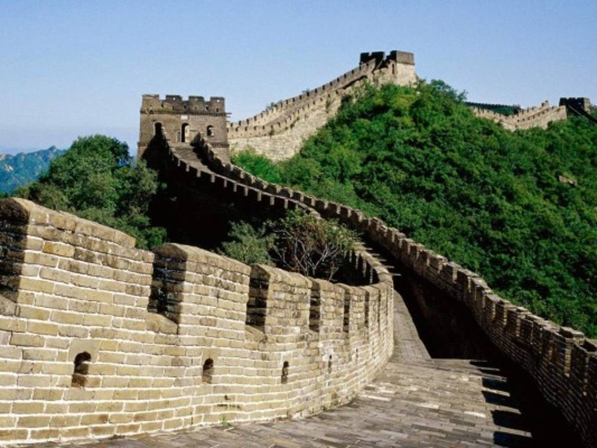 La muralla China. El faraónico monumento tiene un recorrido 21.196 km y fue construida y reconstruida entre el siglo V a. C. y el siglo XVI para proteger la frontera norte del Imperio chino durante las sucesivas dinastías imperiales.