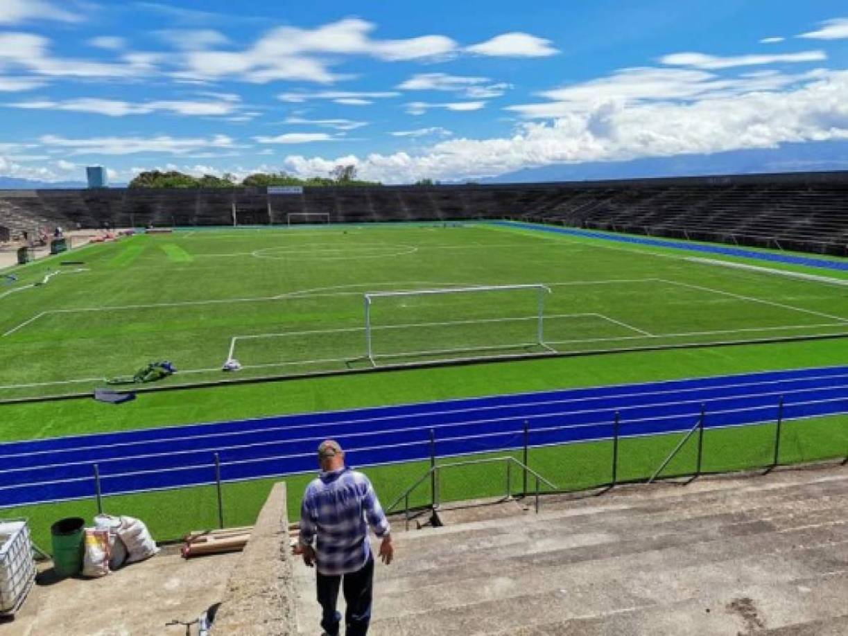 Así luce en una toma más cercana. Se instaló una cancha de pasto sintético y una pista de atletismo, además de mejorar otros aspectos del mismo, como el refuerzo de la infraestructura.