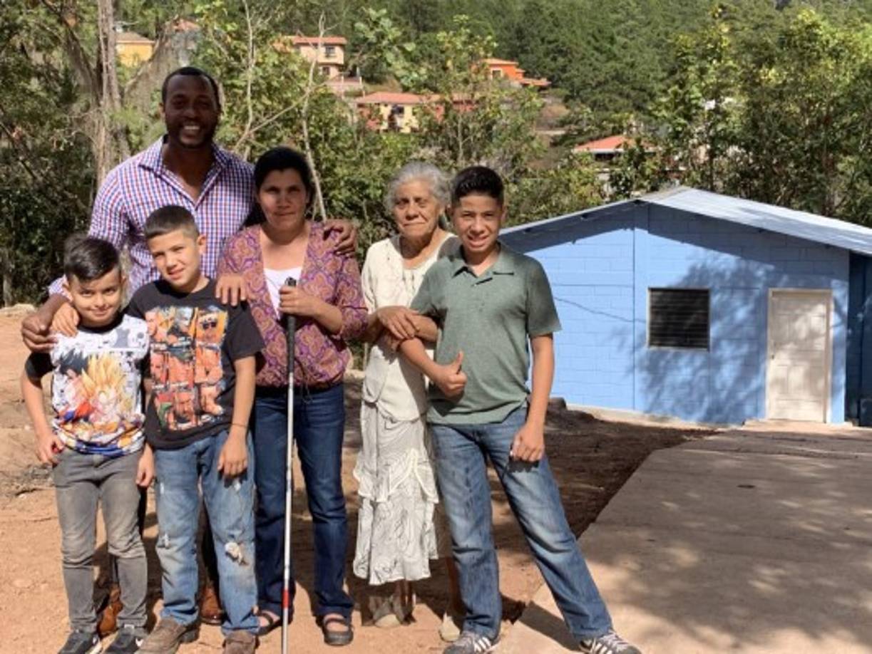 'Amarás a tu prójimo como a ti mismo'. Eso precisamente ha hecho el periodista hondureño Eduardo Solano con varias personas, pero una en particular ha tocado su vida, la de los hermanitos Villata. Quienes pasarán una feliz Navidad porque están estrenando vivienda y hasta tuvieron el lujo de acariciar la copa que recién ganó el Motagua.