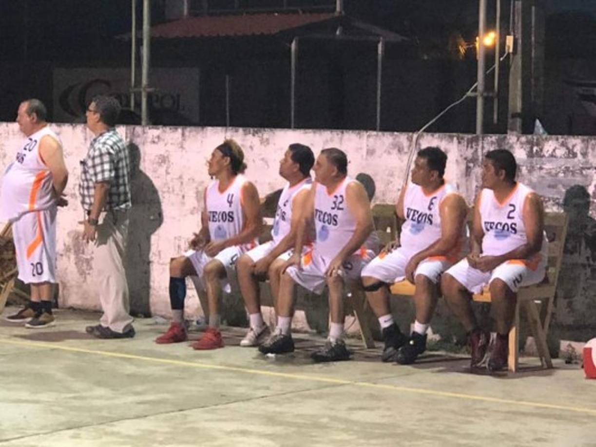 Al jugador catracho también le tocó estar en el banco.