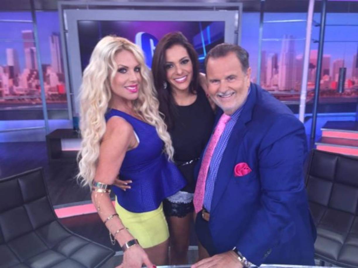 A Nathalia le encanta posar con las estrellas entre ellas Lorena Herrera.