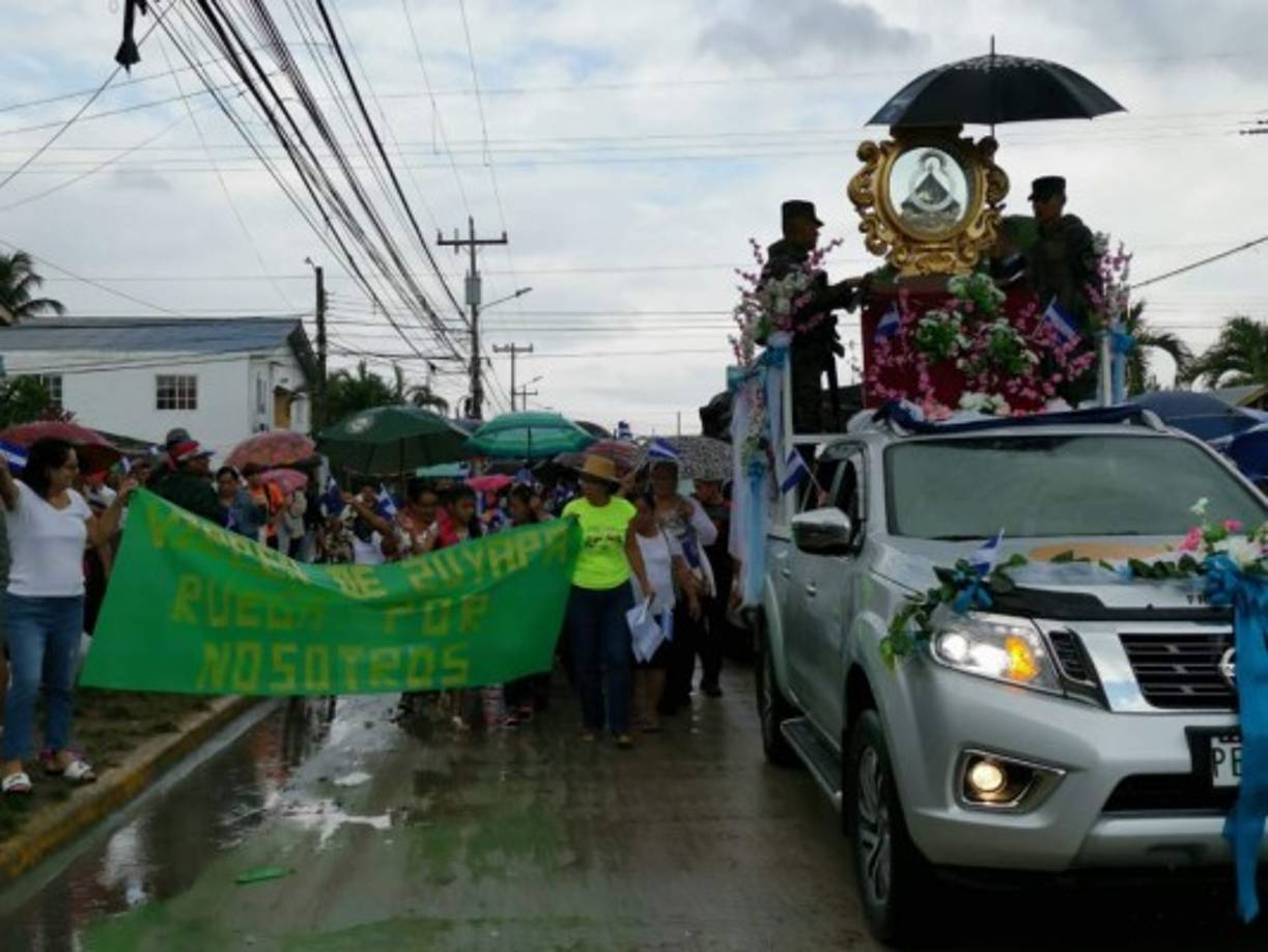 Las calles de Tela se llenaron de fervor católico con la llegada de la Morenita.