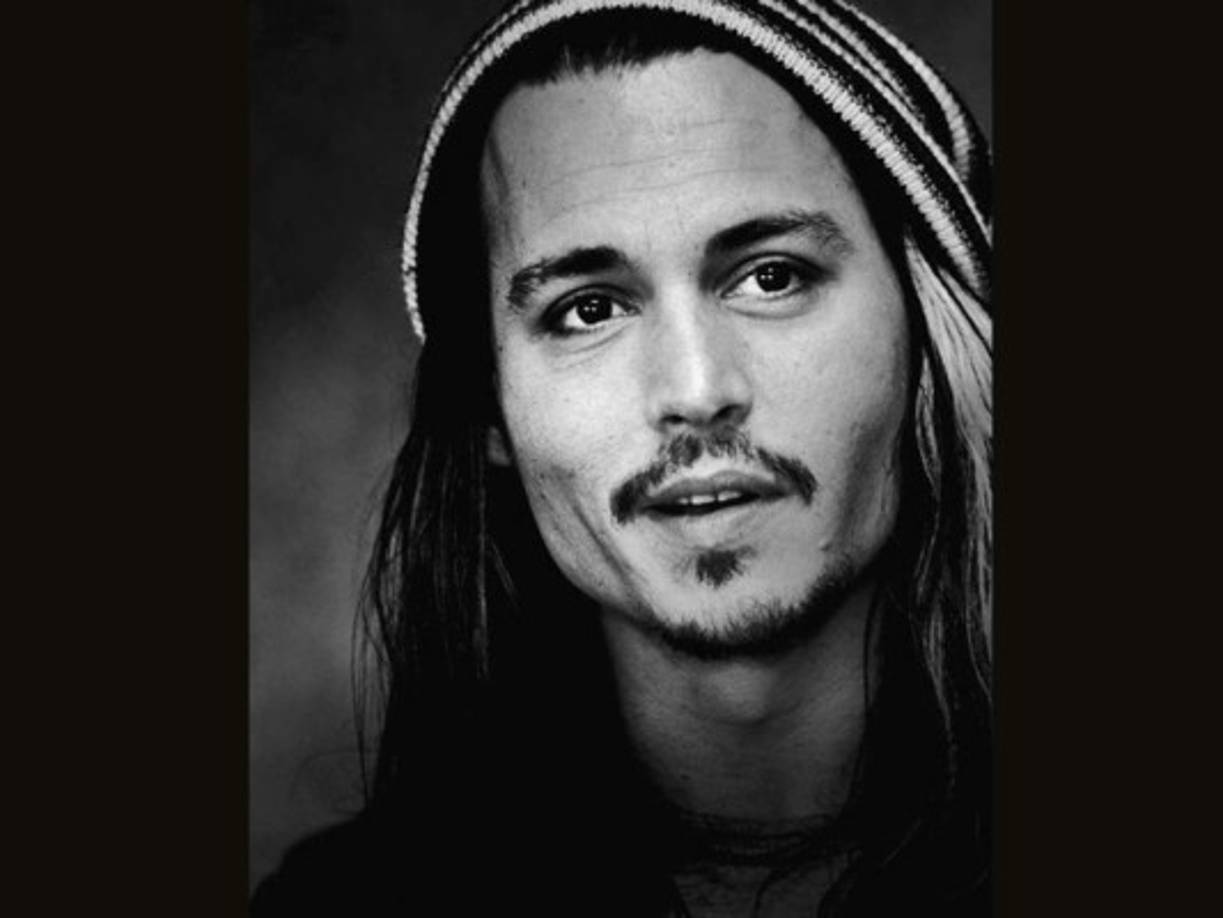 A los 7 años ya se había mudado de casa en más de 20 ocasiones, vivió por años enteros en cuartos de moteles, sus padres se divorciaron cuando tenía 15 años y cayó en las drogas.