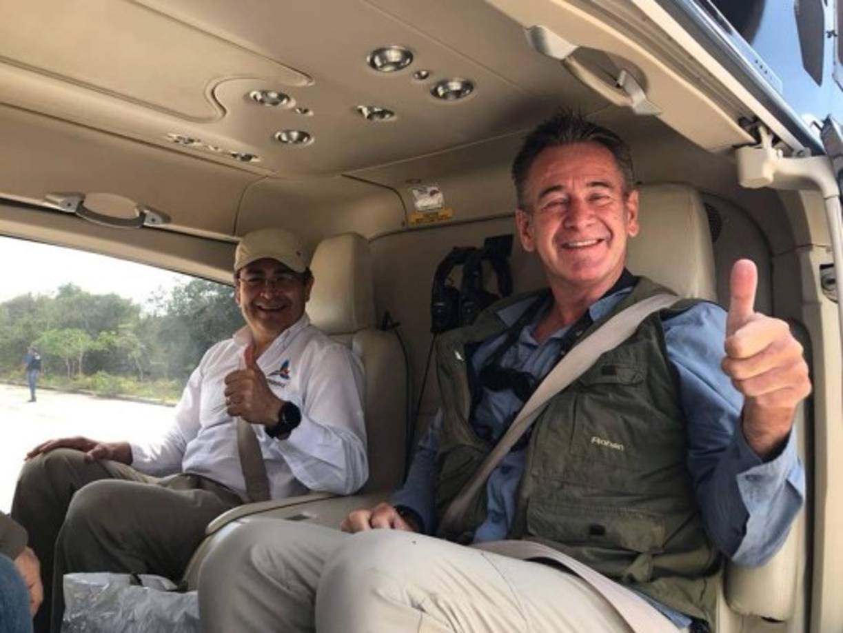 El reconocido presentador y productor de Nat Geo visitó el Lago de Yojoa, El Río Gangrejal en La Ceiba; el departamento de Santa Bárbara, Utila, Copán Ruinas, la Mosquitia y Gracias, Lempira. En la imagen, Marven junto al presidente Juan Orlando Hernández recorren en helicóptero la Ciudad Blanca en la Mosquitia. Imagen tomada de:https://www.facebook.com/NigelMarvenTV/