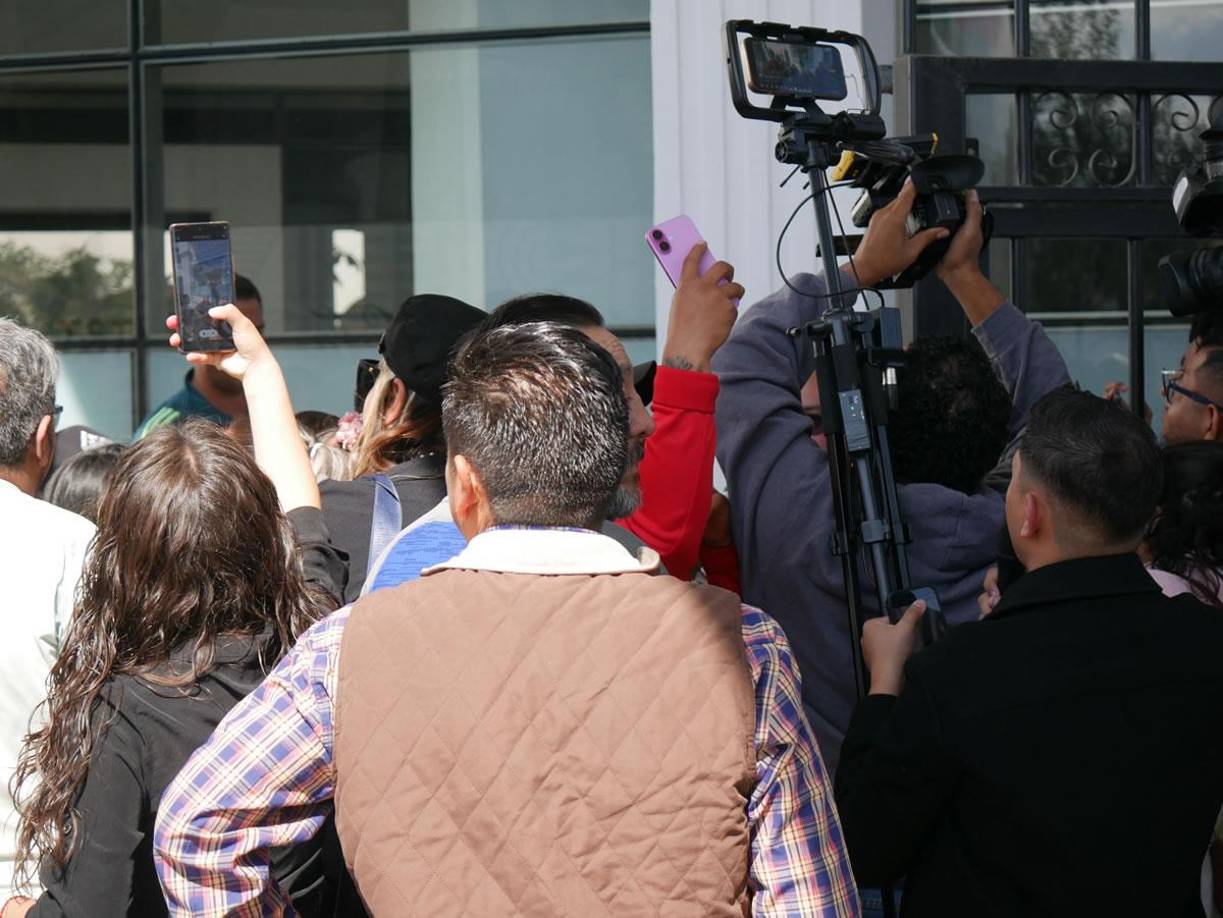 Muchos medios y aficionados estuvieron presente en el arribo de la Selección de México al hotel de concentración.