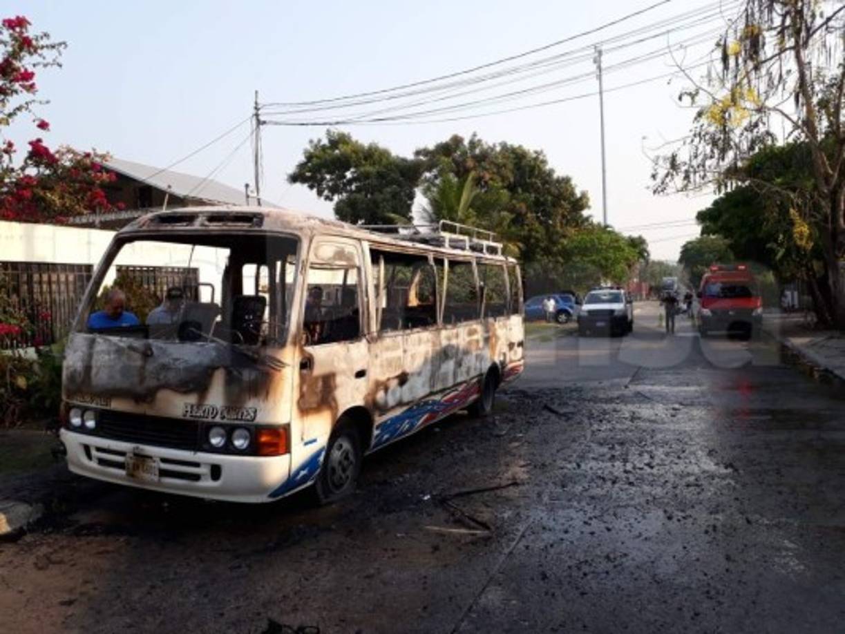 Autoridades explicaron que al menos cuatro sujetos que se conducían en un turismo azul interceptaron el bus, le hicieron un disparo para detener la marcha y posteriormente lo incendiaron.<br/>