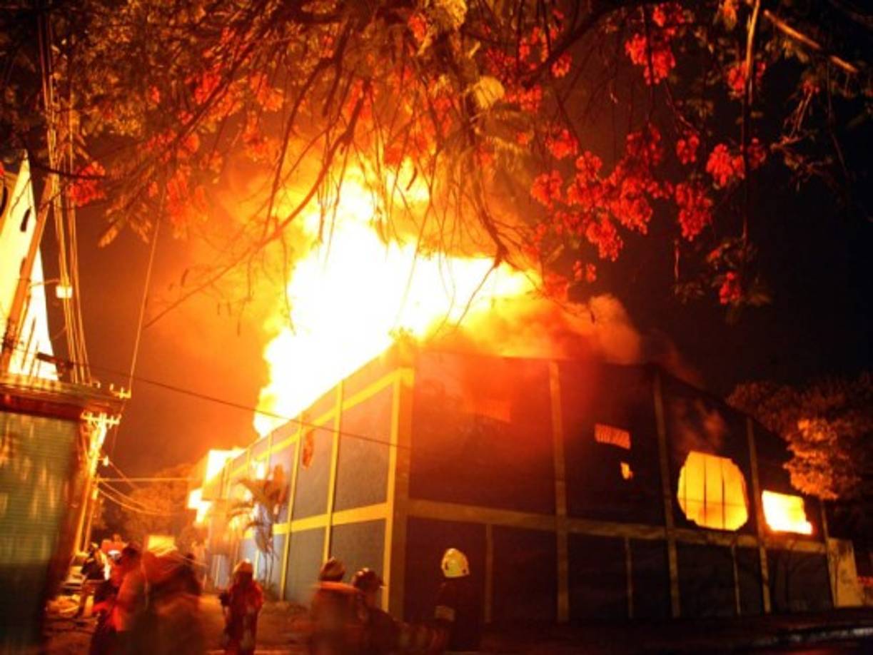 El incendio se produjó en la fábrica de ropa interior Sexy Girl.