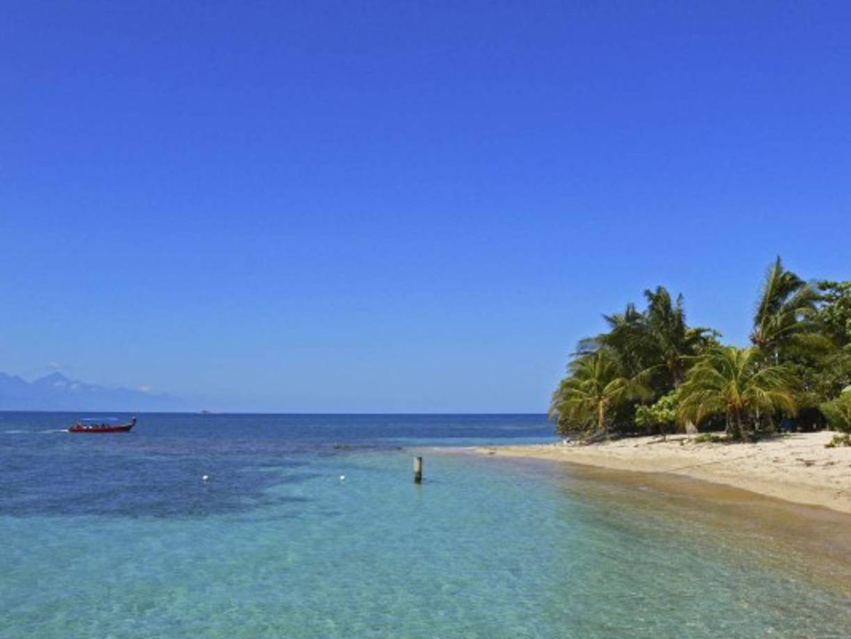 Cayos Cochinos conserva el segundo arrecife de coral más grande del mundo y forma parte de la Barrera de Coral Mesoamericana. Este lugar inspira la práctica del buceo, esnórquel y otras aventuras.