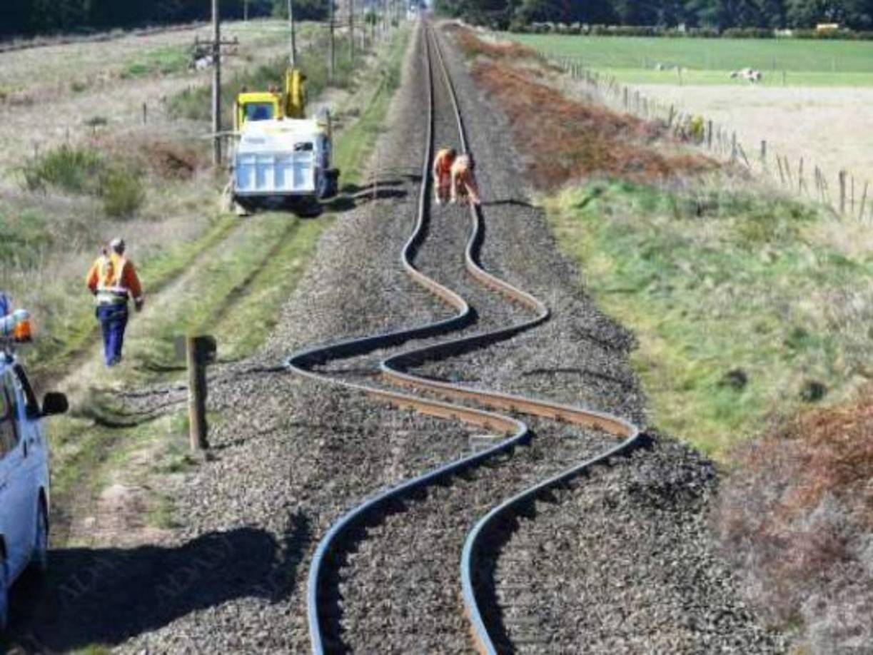 Los constructores de estas vías, sus razones tuvieron para haber encarrilado así el tren, nosotros no comprendemos.