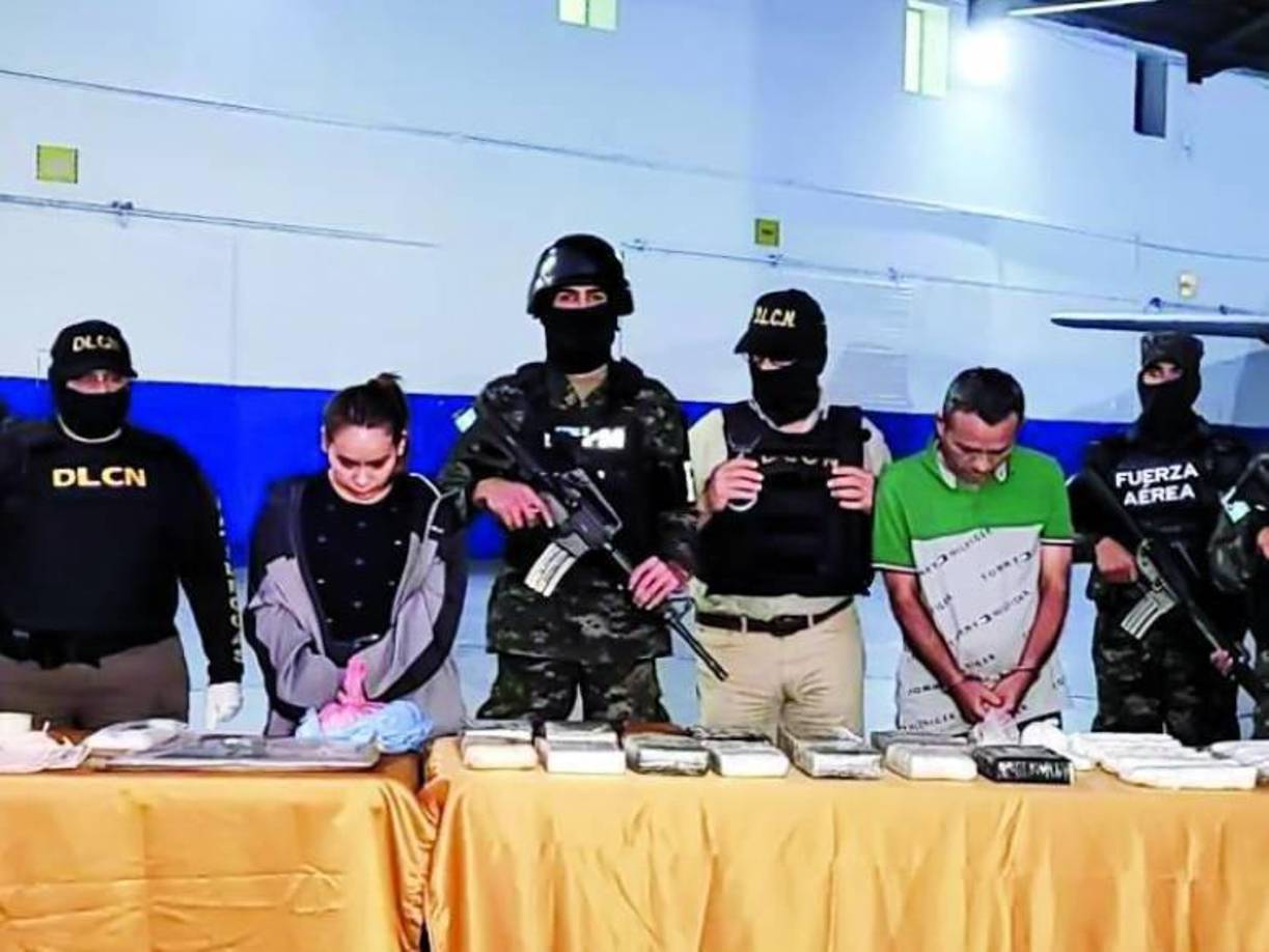 En el vehículo en el que se transportaban, los agentes antidrogas encontraron dos kilos de cocaína. Posterior a la detención, los detectives allanaron varios bienes de Flores Aguirre y su hija, los cuales ya habían sido previamente identificados.