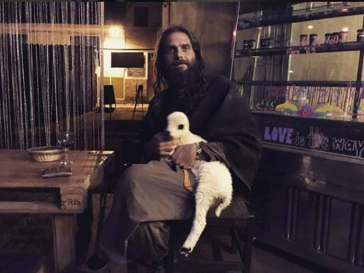 Así luce actualmente Dumato tras regalar su fortuna, optó por llevar una vida de indigente.