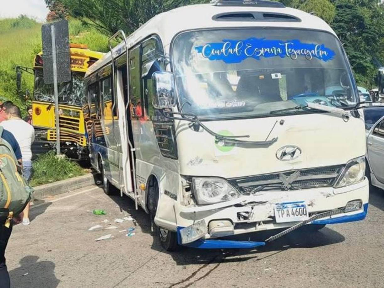 Testigos afirmaron que el conductor del autobús intentó detener el vehículo cuando notó la falla en los frenos, pero fue imposible.