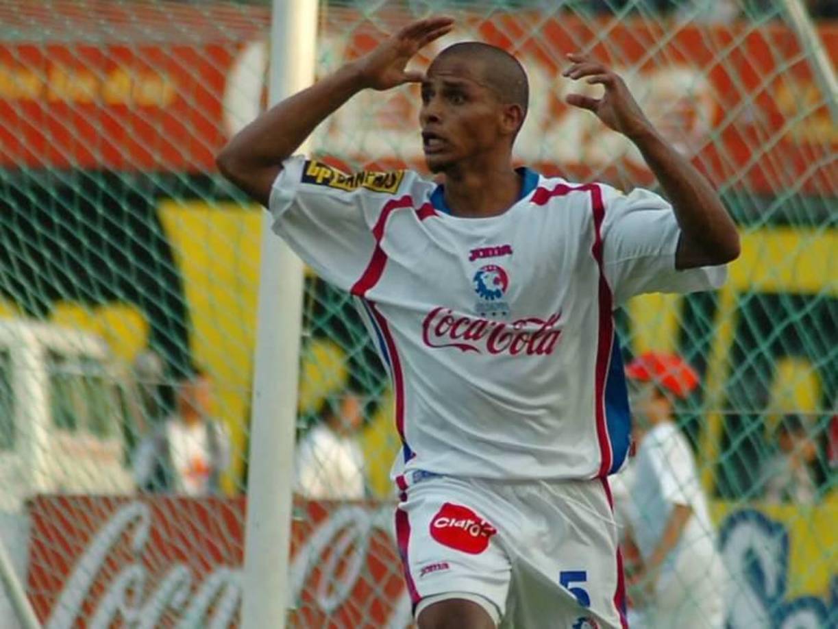 Barahona debutó en el fútbol profesional con el Olimpia, equipo con el que logró festejar cuatro títulos de Liga Nacional hasta su salida en 2011.