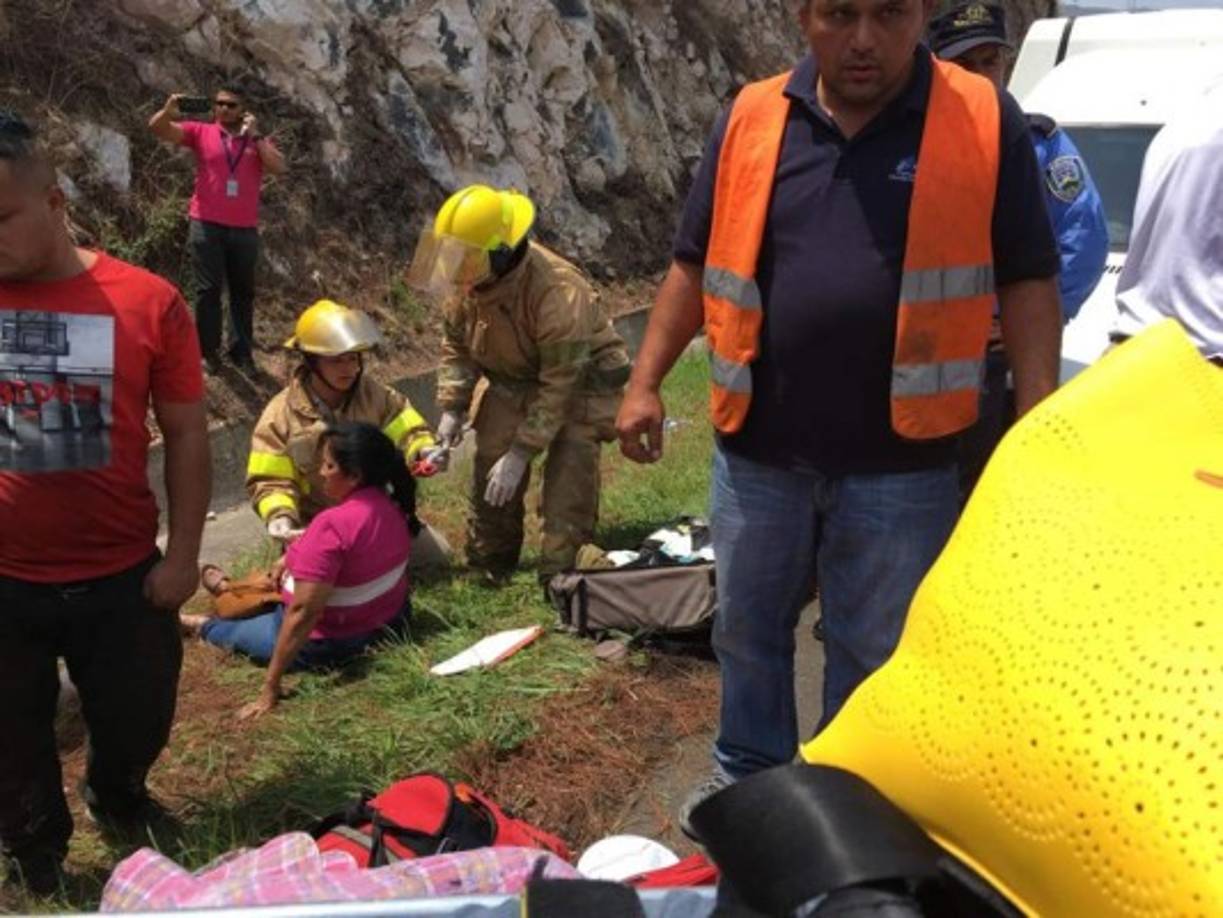 El autobús con marca EP-04012 se dio vuelta y terminó en medio del tramo carretero. Hasta el momento solo se reportan heridos.