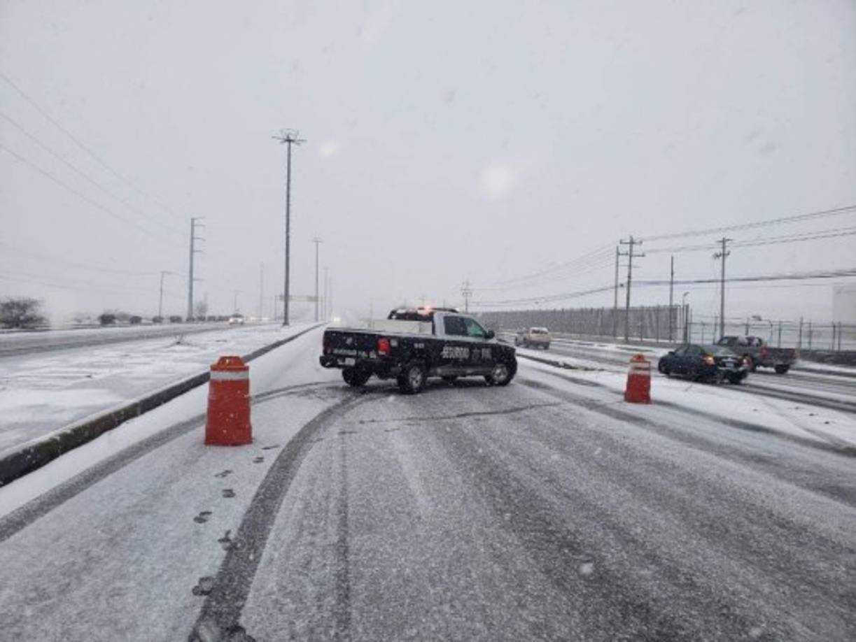 Ciudad Juárez, en el norteño estado Chihuahua, reportó la muerte de un motociclista por el pavimento helado, mientras que Protección Civil de Nuevo León registró el deceso de tres personas sin hogar y una adulta mayor en la zona metropolitana de Monterrey, la segunda más grande de México y la más afectada.