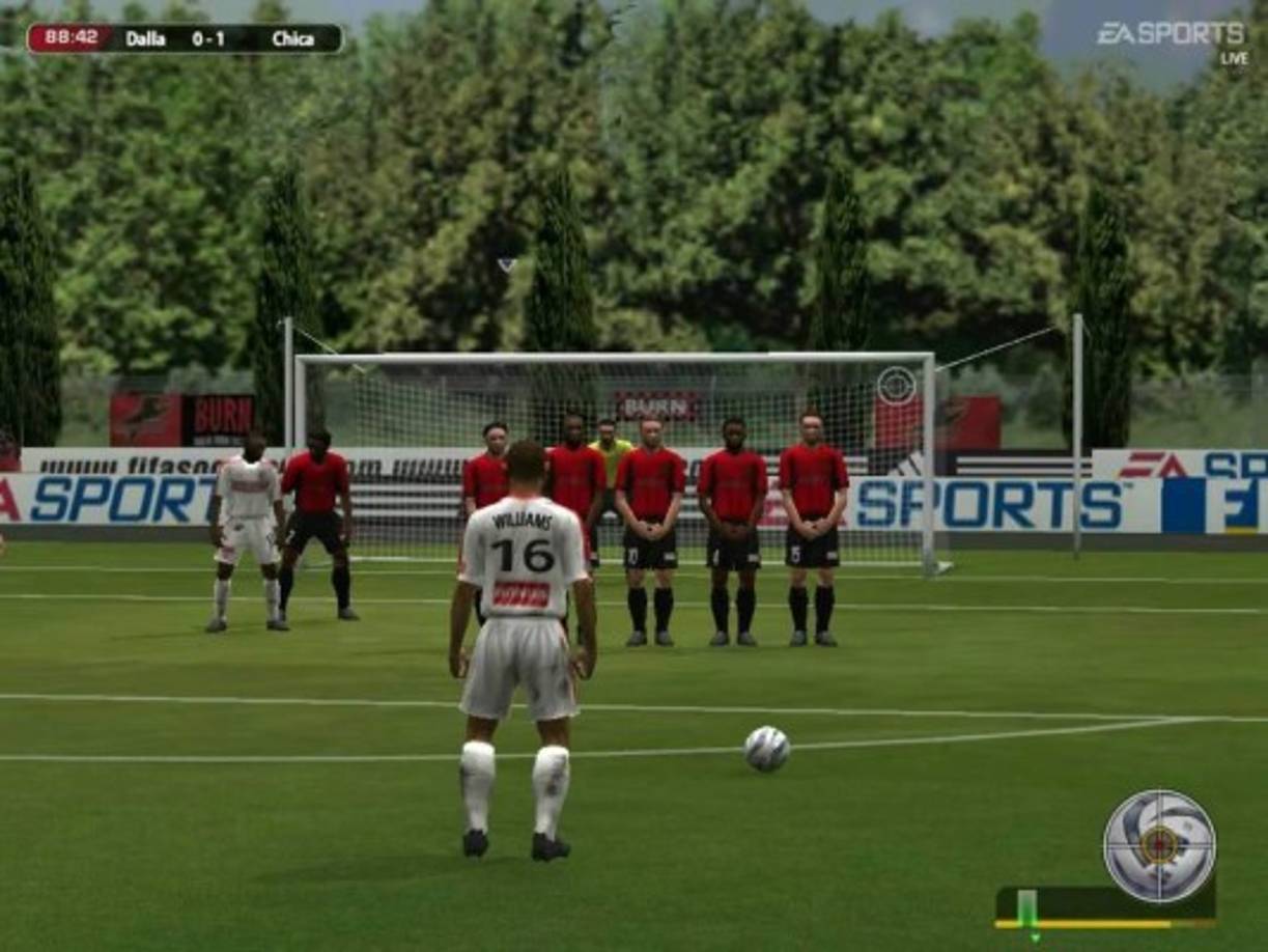 FIFA 2005 tenía una memorable banda sonora y entre sus novedades traía por primera vez a equipos de la liga mexicana de fútbol. En cuanto a habilidad de jugadores individuales, eran los días de gloria de Ruud Van Nistelrooy.