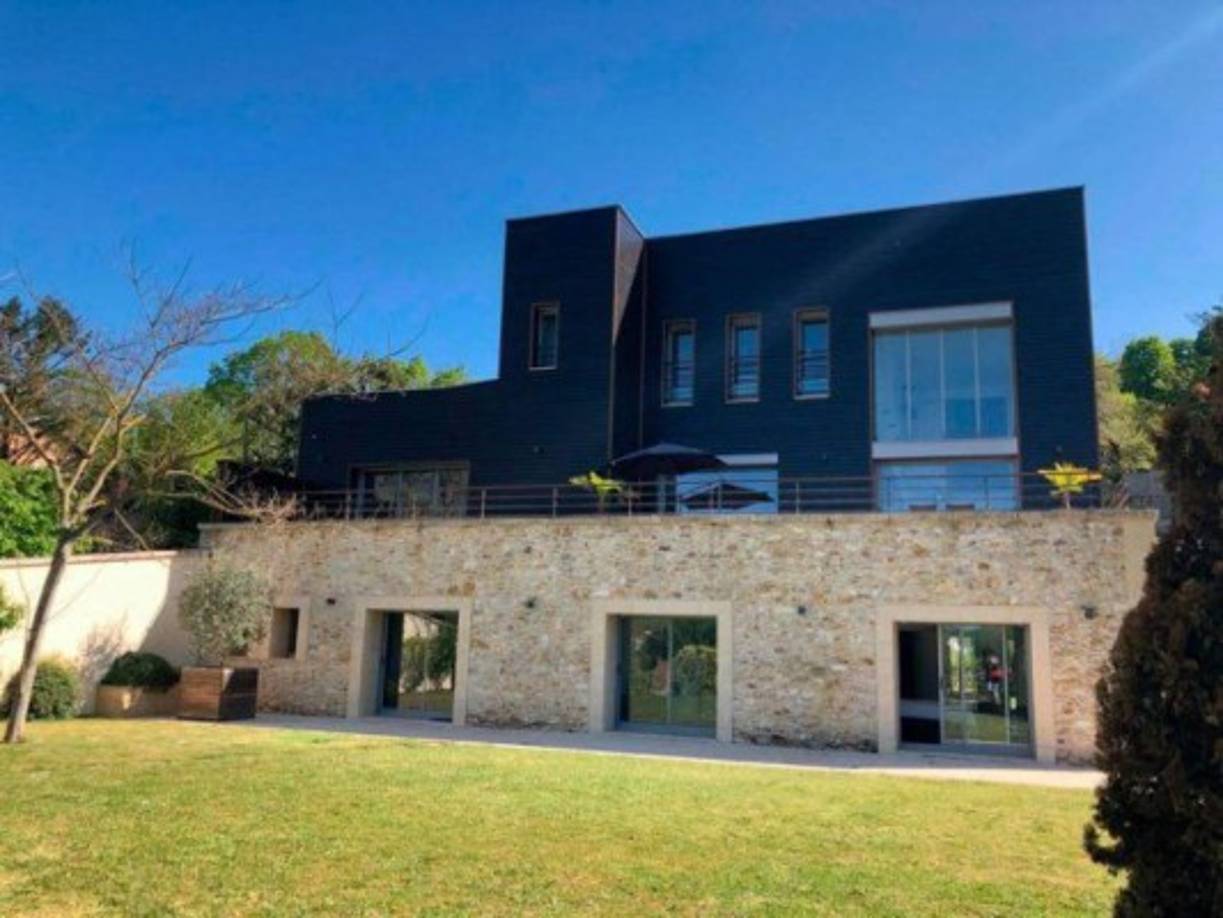 Por último, la agencia inmobiliaria Sotheby’s presentó una opción diferente, alejada del centro y del caos de París. Al noreste del centro de la capital de Francia, está disponible una casa moderna y familiar construida en 2010 con salida al Río Sena. Foto Sotheby's.