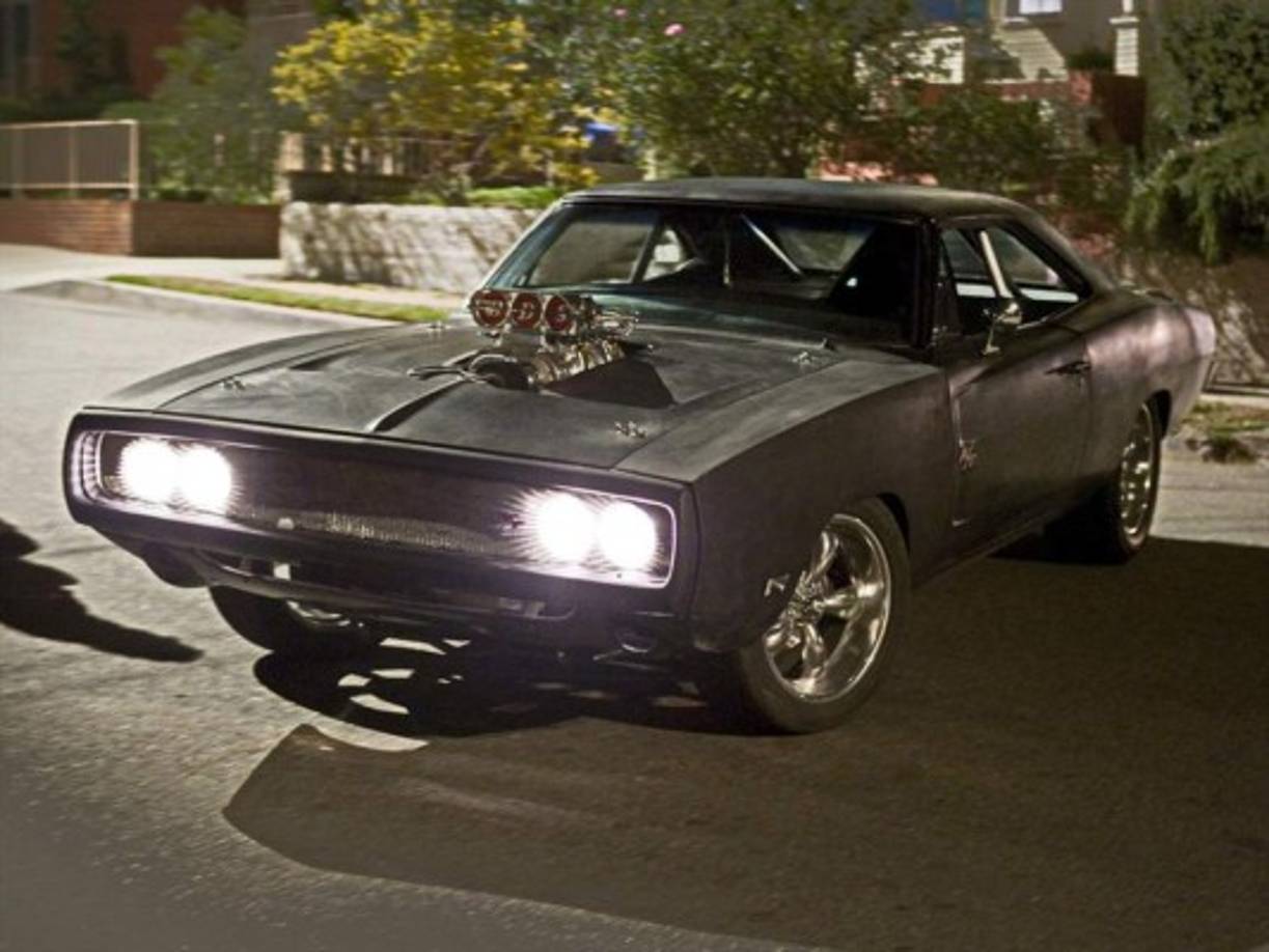 Un auto clásico antiguo en una película contemporánea. Mejor dicho en una saga de películas contemporáneas. El Dodge Charger 1970 conducido por el personaje de Vin Diesel en la serie de 'Rápido y Furioso', resulta todo un personaje en sí mismo.