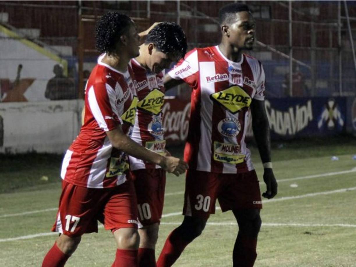 Tilguath es felicitado por sus compañeros.