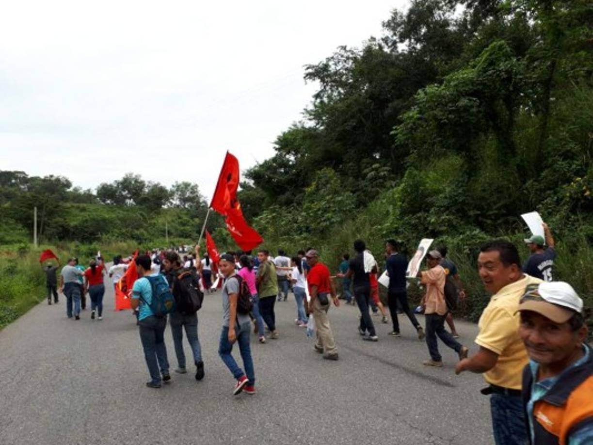En la 16 de Mayo en Macuelizo, Santa Bárbara. Militantes bloquean el paso de una vía de la carretera internacional CA4.