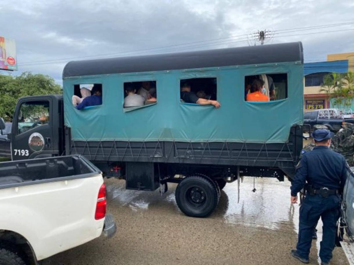 Al clamor de ayuda se han sumado diversos sectores sociales, entre ellos medios de comunicación, que han instalado centros de acopio en Tegucigalpa, San Pedro Sula y otras ciudades importantes. Algunos coordinan las ayudas que lleva la población en coordinación con grupos de socorro, las Fuerzas Armadas y la estatal Comisión Permanente de Contingencias (Copeco).