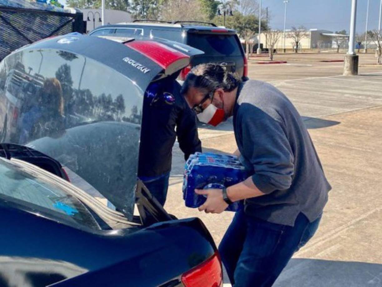 El senador de Texas Ted Cruz intenta dejar atrás el escándalo mediático que protagonizó la semana pasada tras irse a México de vacaciones mientras millones de personas en su estado estaban sin electricidad ni agua debido a una ola de frío mortal sin precedentes.
