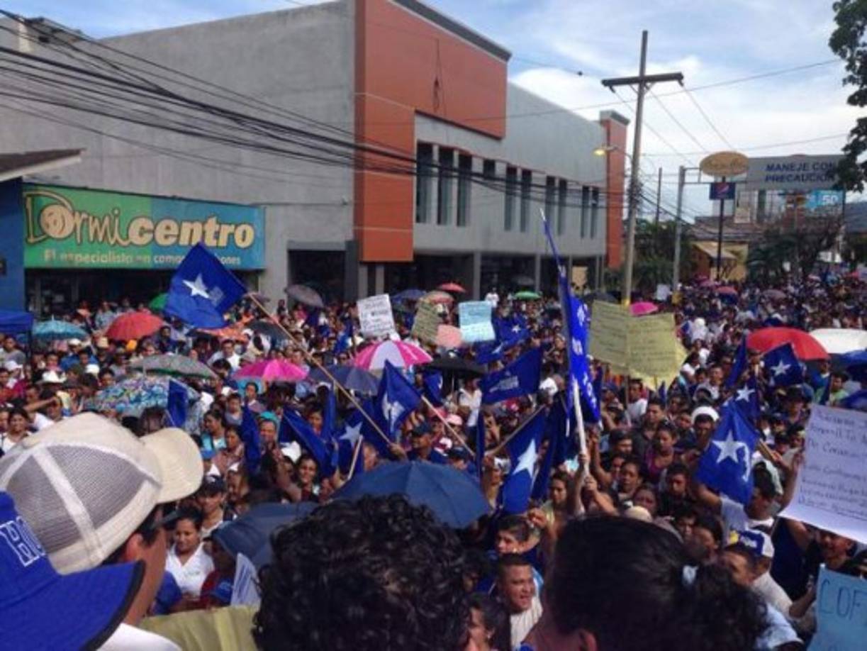 Nacionalistas marchan por avenida Circunvalación de San Pedro Sula.