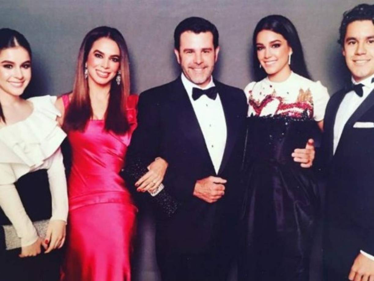 Junto ha Capetillo ha formado una hermosa familia que consta de cinco hijos. Eduardo, Ana Paula, Alejandra, Manuel y Daniel.