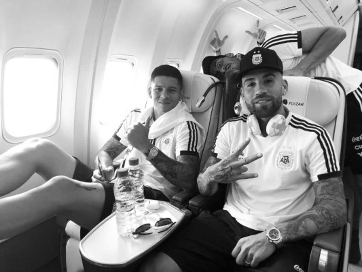 'Los únicos derrotados en el mundo, son los que dejan de LUCHAR, SOÑAR y SONREÍR', esto escribió Nicolás Otamendi en su Twitter con esta imagen.