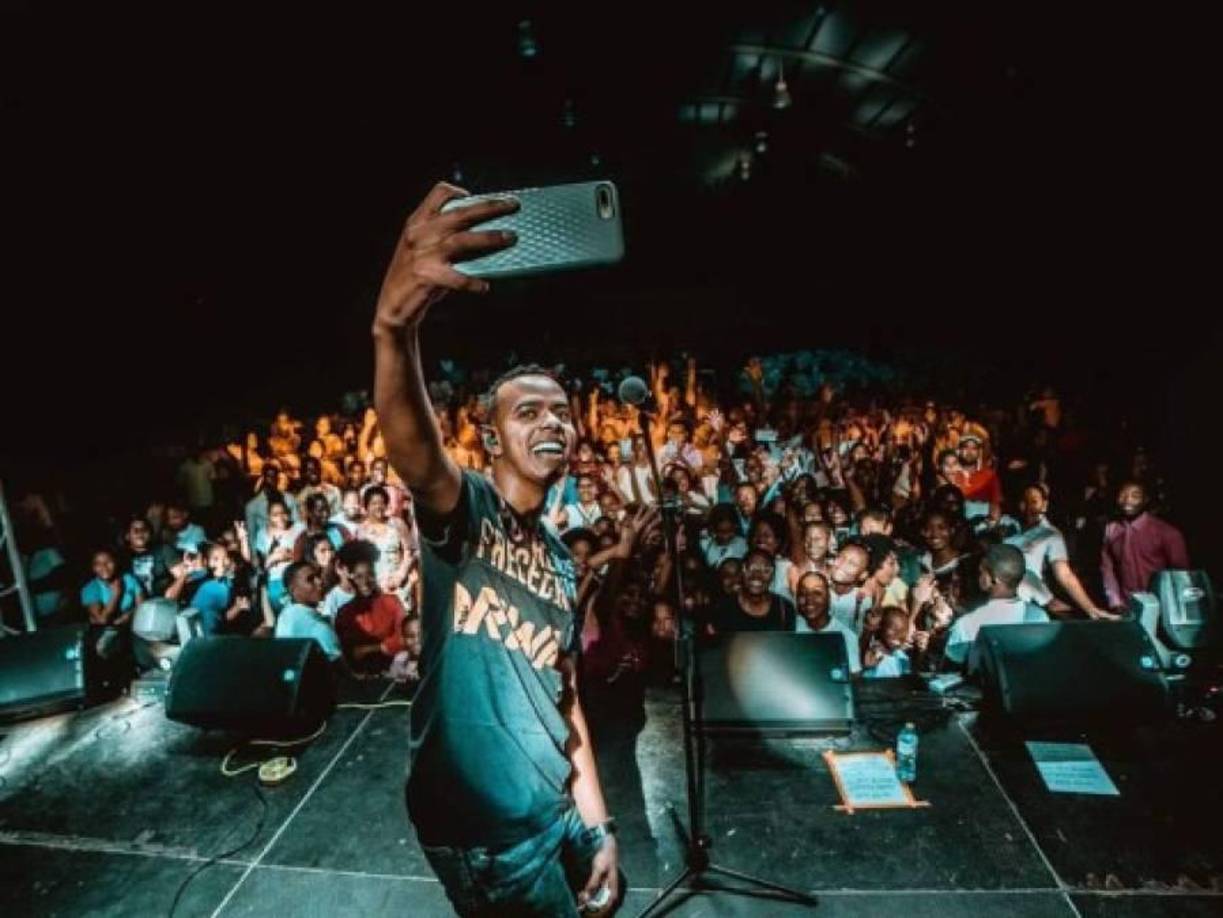 La confesión pública la llevó a cabo a través de su perfil de Instagram, luego de postear una una foto en la que el cantante aparece de espaldas posando rústicamente con un fondo colorido. Acción que en su momento para la farándula brasileña se trató de un guiño a la comunidad LGBT.