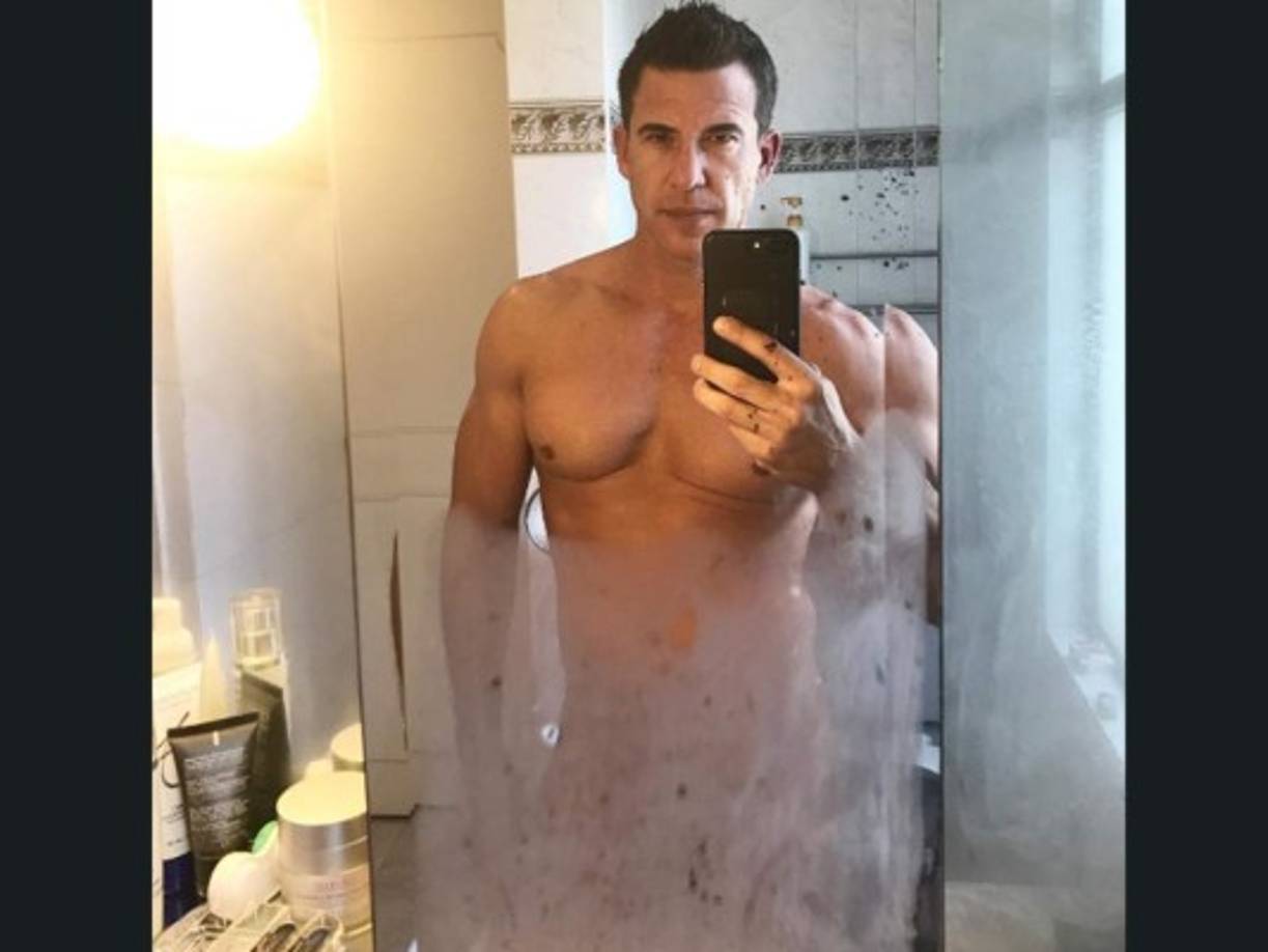 Aquí la foto con la que ha alborotado a sus fans. 'Buenos días!! Ya listo, bañado y afeitado, ahora directo a mis ensayos', escribió el actor.