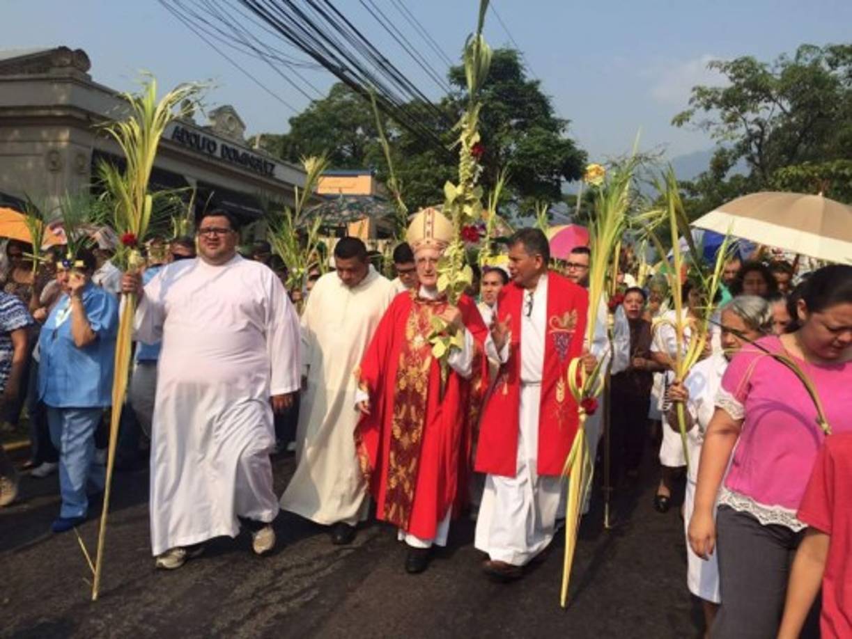 El obispo Ángel Garachana encabezando la procesión del Domingo de Ramos en San Pedro Sula.