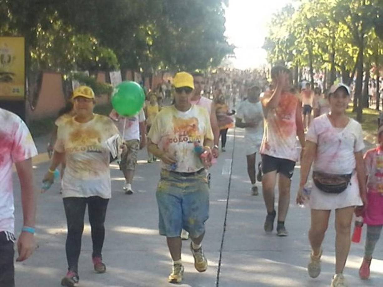 Sin importar la edad muchos adultos mayores acompañaron a sus familias a participar en el Colorun 2014.