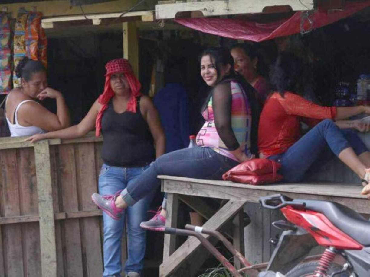 Varias protestaron afuera de las instalaciones de la cárcel pero no pudieron ingresar.