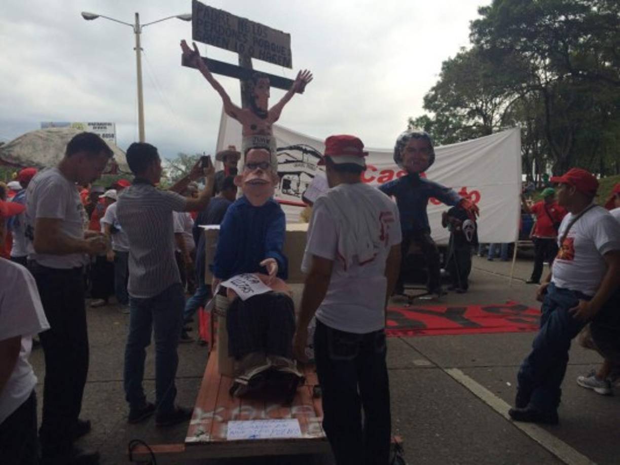 Los monigotes no faltaron en la marcha de San Pedro Sula.