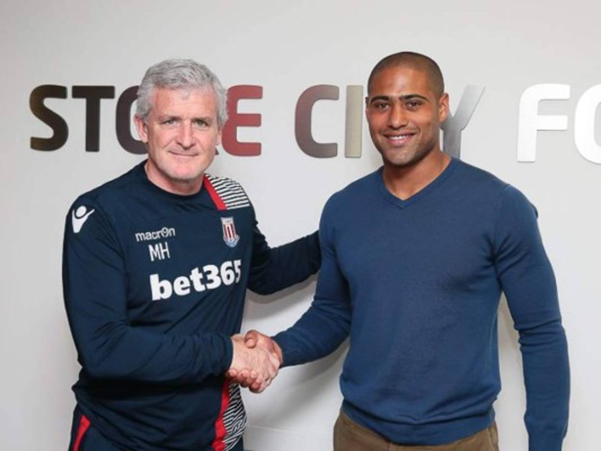 Glen Johnson ha decidido ampliar una temporada más su contrato con el Stoke City, algo que da por zanjados los rumores que le situaban en el FC Barcelona el próximo verano. El club azulgrana estaba valorando ofrecerle un buen contrato el próximo verano, aprovechando que terminaba contrato con los 'potters' ahora Robert Fernández tendrá que buscar más alternativas en el próximo mercado de fichajes.