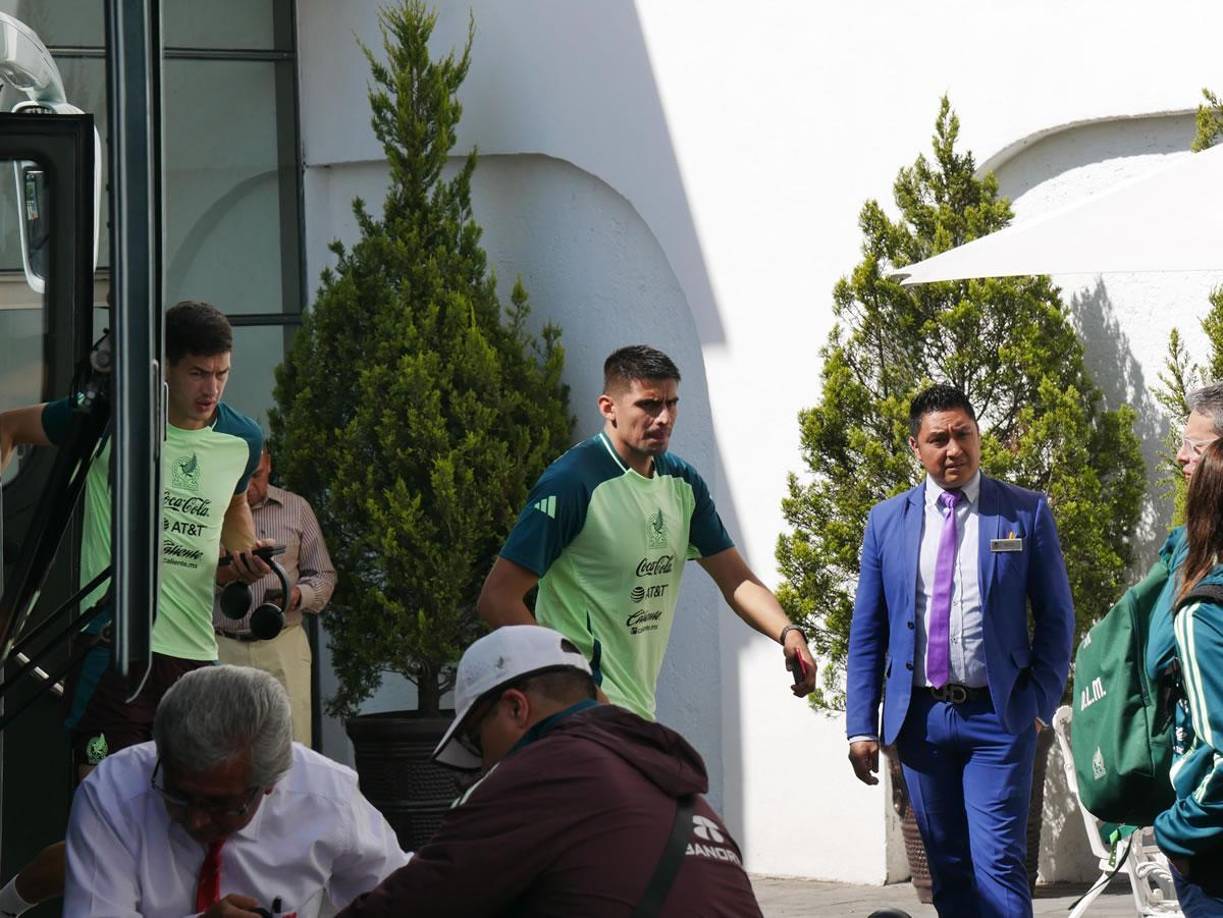 Los seleccionados mexicanos bajando del autobús de la selección para ingresar al hotel después del entrenamiento a puertas cerradas que tuvieron en el estadio Nemesio Díez.